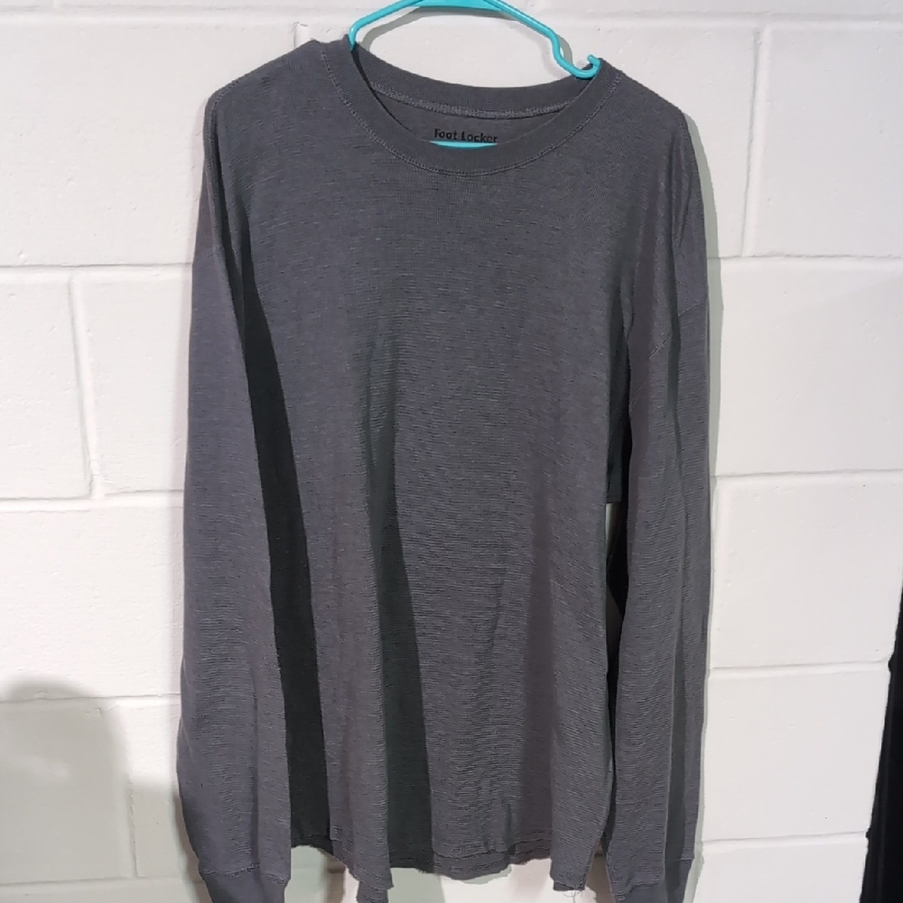 Gray Long Sleeve Tee with Crew Neck and Soft Fabric
